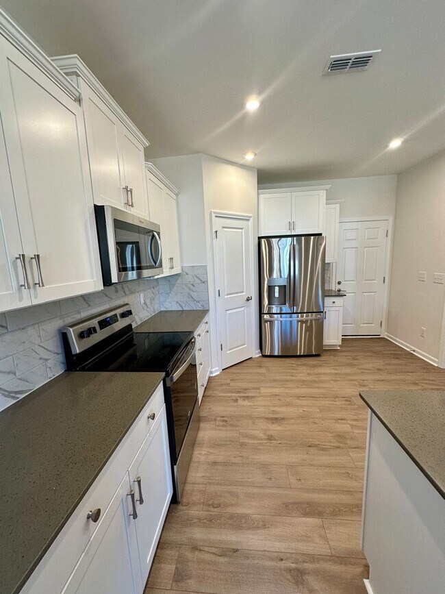 Building Photo - Beautiful 3BR/2.5BA Townhouse in Odell Corners