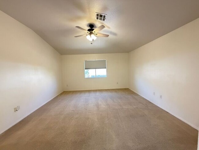 Building Photo - Carry Over Showing: This property has been shown before and will be rented to the first most qual...