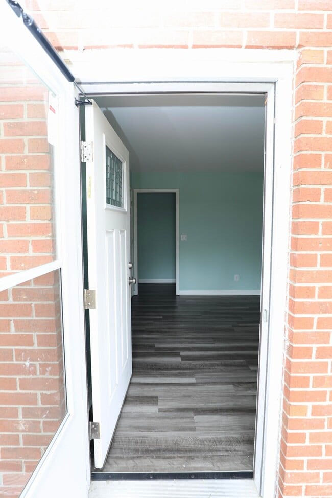 Building Photo - 807 N Guignard Dr