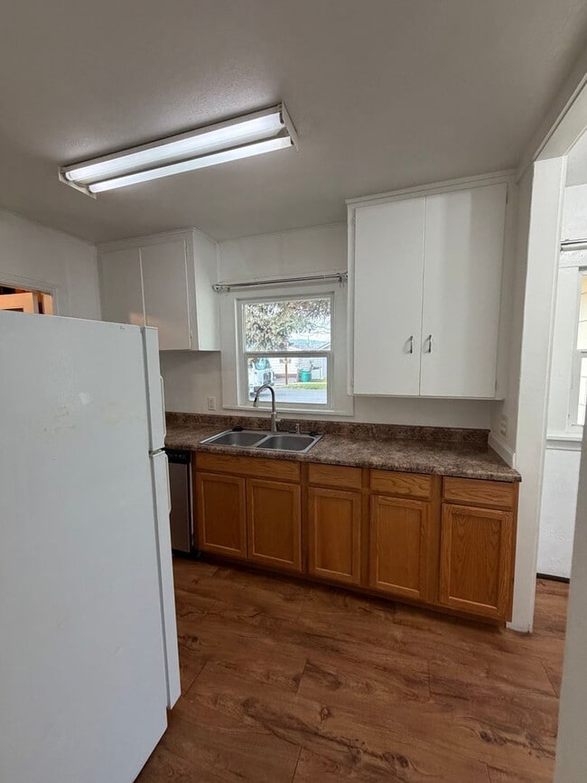 Building Photo - 7 minutes to Sky Lakes Medical Center and Oregon Tech ~Newly renovated 3 bedroom, 1 bath house wi...