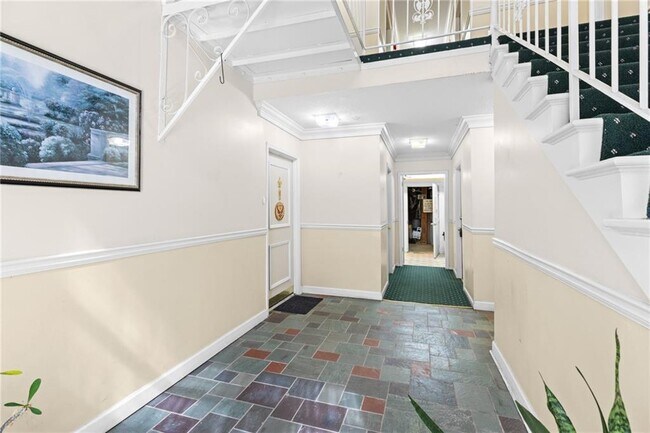 Building Photo - 6851 Roswell Rd