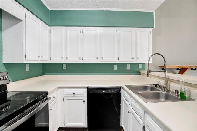 Building Photo - 5900 Grelot Rd