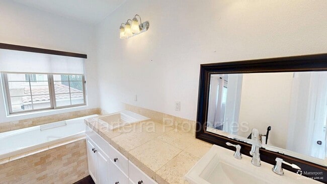 Building Photo - Beautiful Home in Eastside Coast Mesa