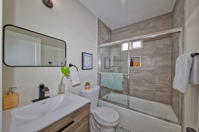 Building Photo - 11114 Ruthelen St