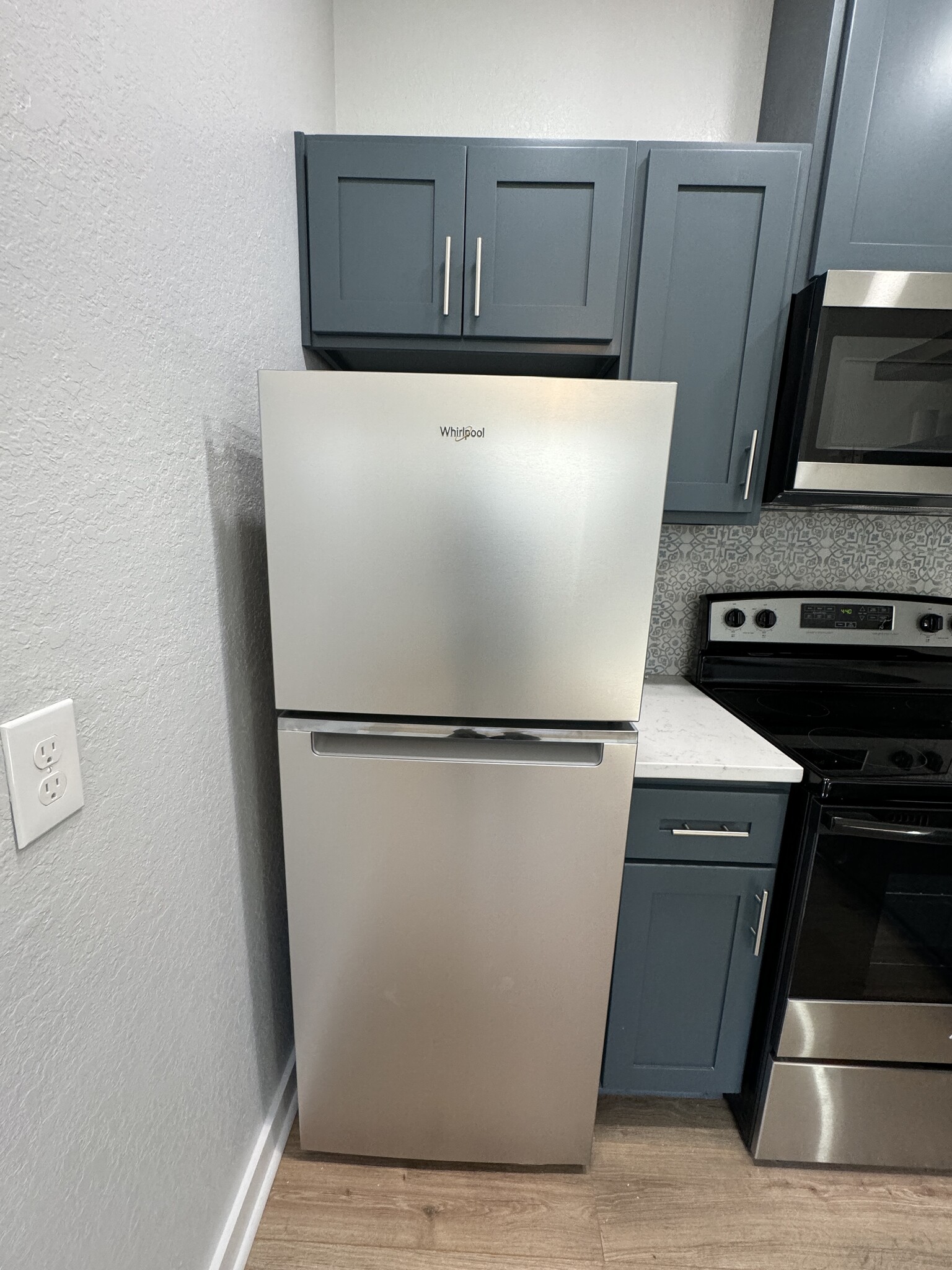 Refrigerator w/ Top Freezer - 754 Delmar St
