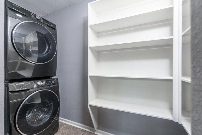 Building Photo - 4915 Hialeah Dr