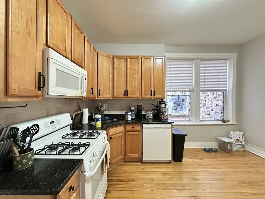 Building Photo - 2136 W Chicago Ave