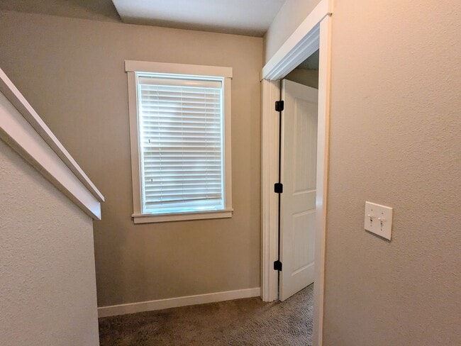 Building Photo - Gorgeous 3x2 townhouse, single-car garage, and two gas fireplaces