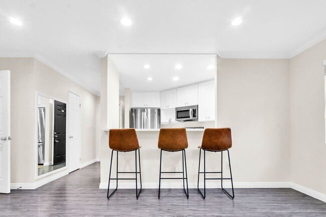 Building Photo - Beautiful one bedroom/one bath in the Verano community at UTC! Close to so much!