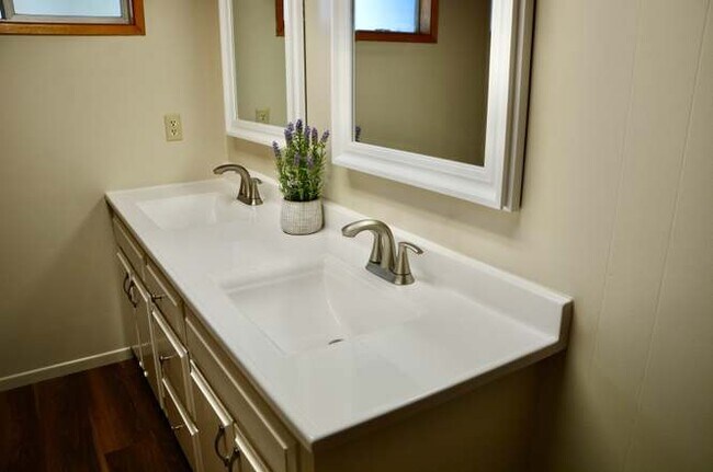 Building Photo - 31587 Circle View Dr