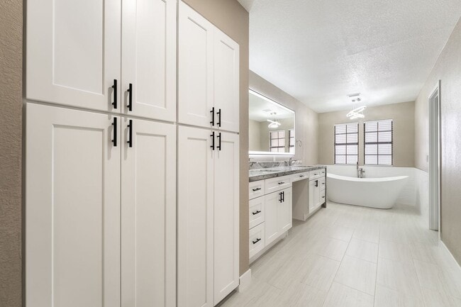 Building Photo - 968 Pinehurst Dr