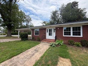 Building Photo - 228 College Dr