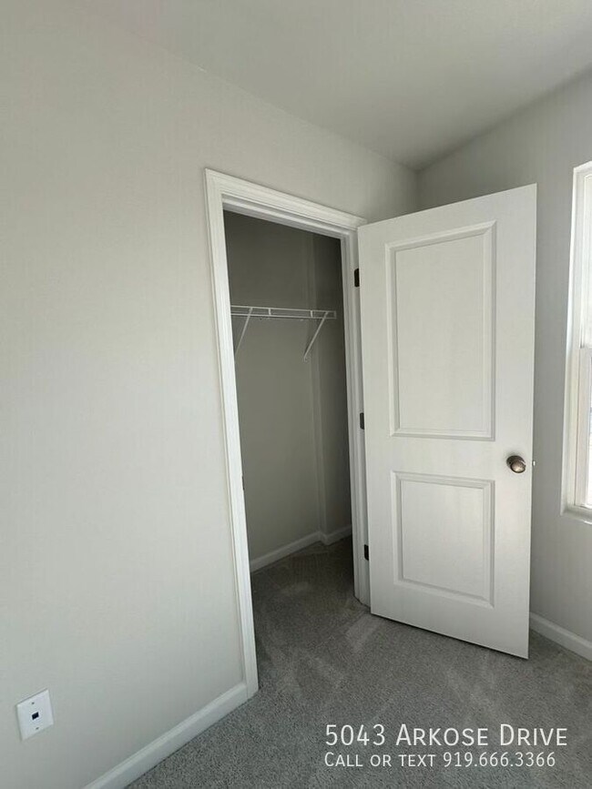 Building Photo - 5043 Arkose Dr