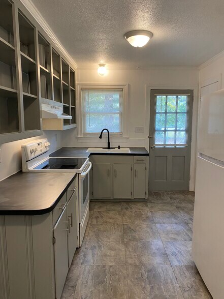 Building Photo - 577 S 7th St