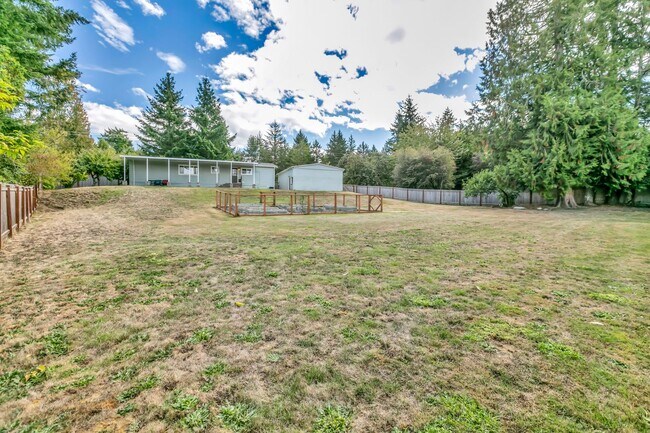 Building Photo - Cozy 3 Bedroom Home on a Large Lot!