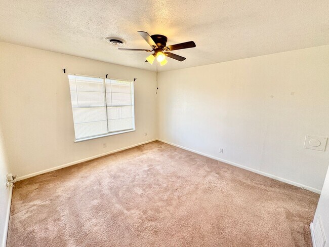 Building Photo - Charming 2 Bed 1 Bath Duplex - Walk to Sch...