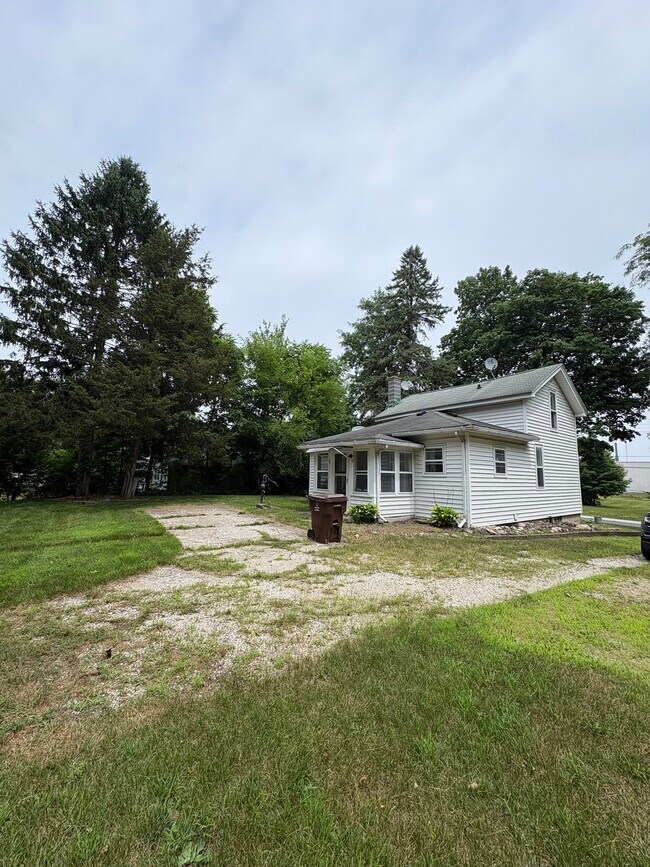Building Photo - 825 Burr Oak St