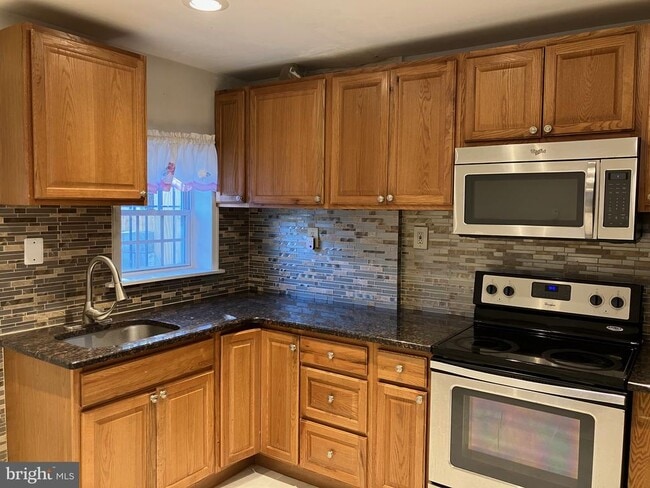 Building Photo - 1920 Fontain St