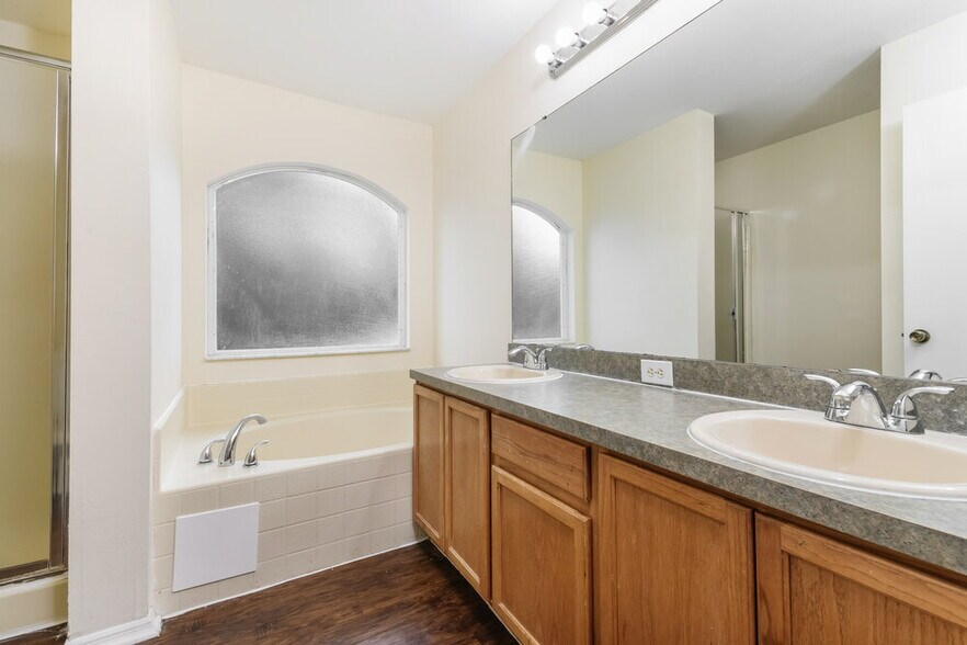 Building Photo - 1231 Heather Lake Dr