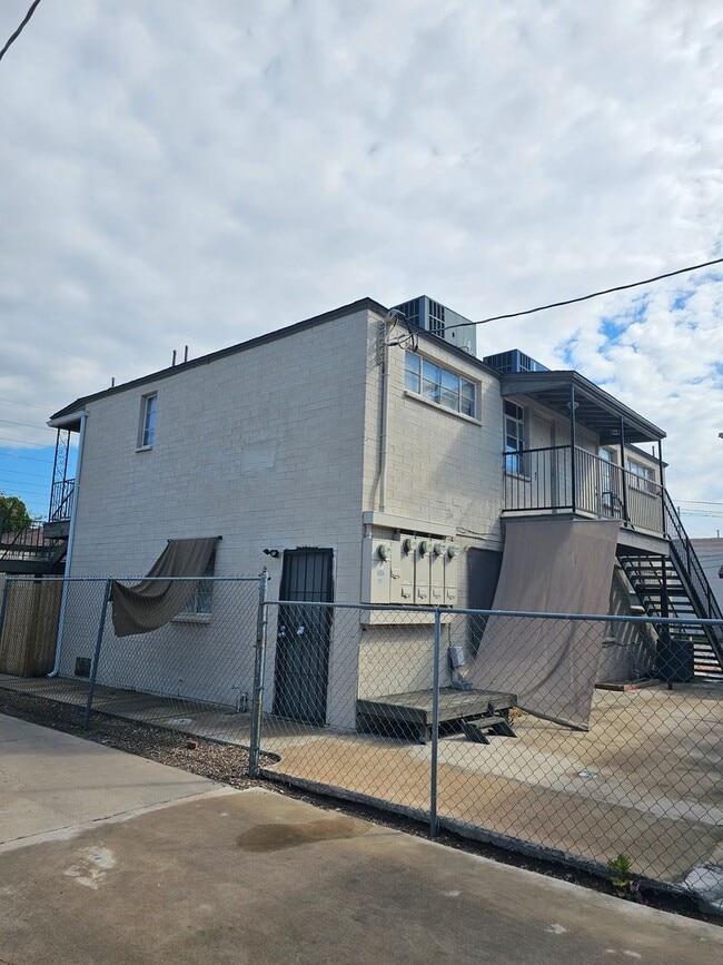 Building Photo - 1 BR 1 BATH FULL REMODEL UPPER UNIT FREE RENT OAC