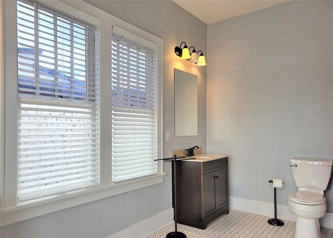 Building Photo - Stunning 4-Bed, 3-Bath Gem 1 Minute from Midtown!