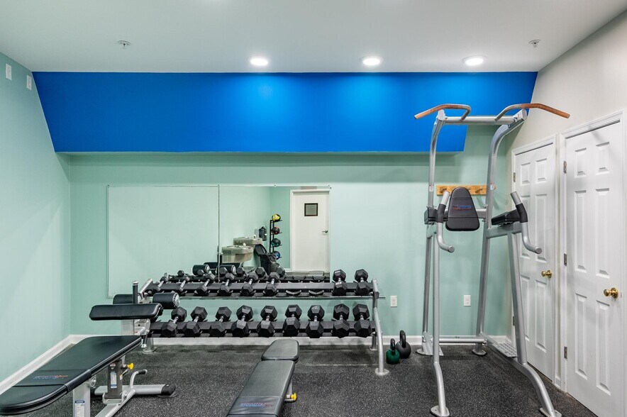 Building Photo - 4921 Pretty Lake Ave