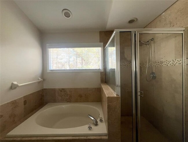 Building Photo - 450 Mikasa Dr