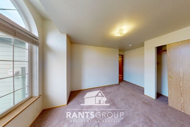 Building Photo - 3-Bedroom, 2-Bath Gem in Walkable Lacey Ne...