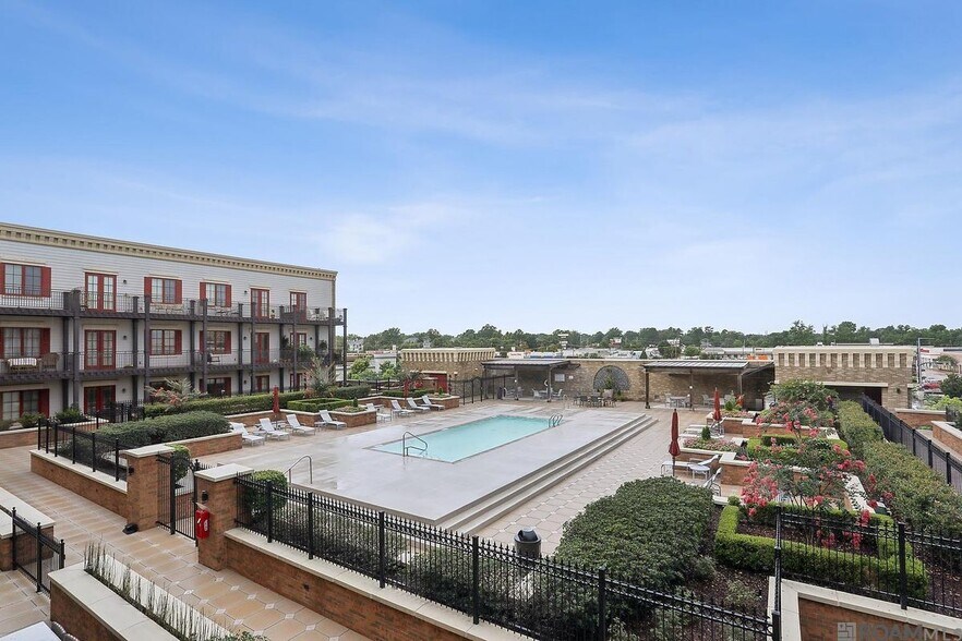 Building Photo - 7707 Bluebonnet Blvd