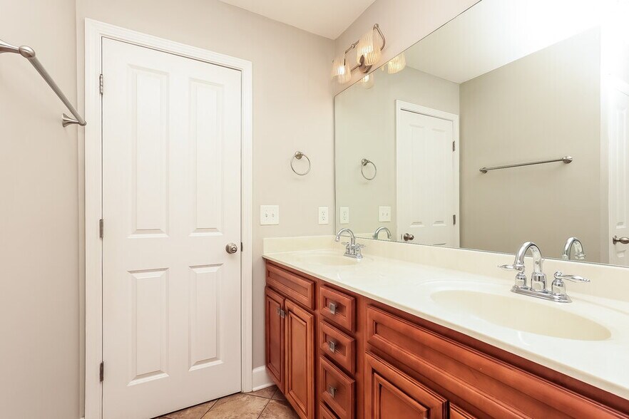 Building Photo - 2673 Avery Park Dr