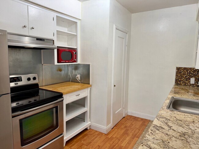 Building Photo - 223 Pollasky Ave