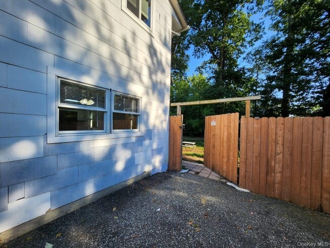 Building Photo - 24 Tennyson Dr
