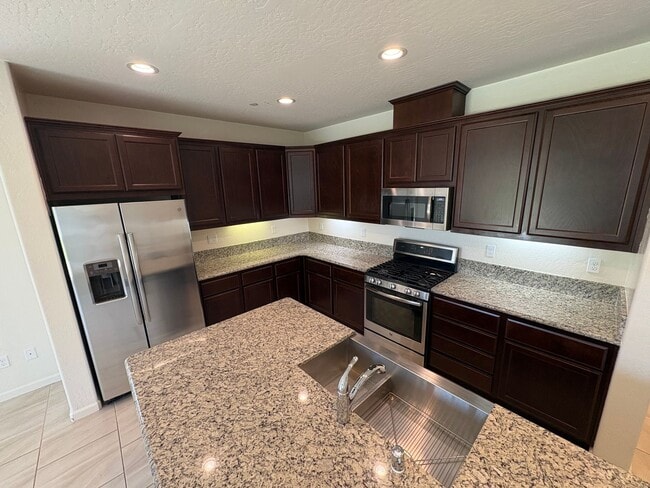 Building Photo - Comfortable NW Visalia Home Rent Ready!