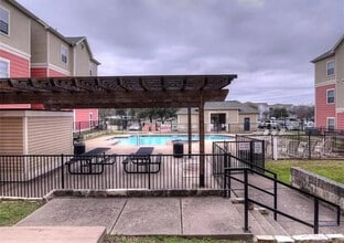 Building Photo - Room in Condo on Crossing Pl