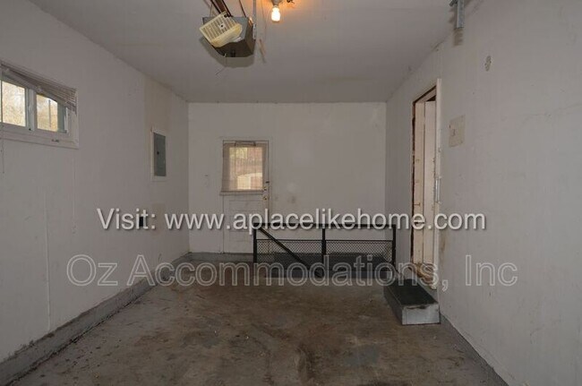 Building Photo - 9811 Marsh Ave