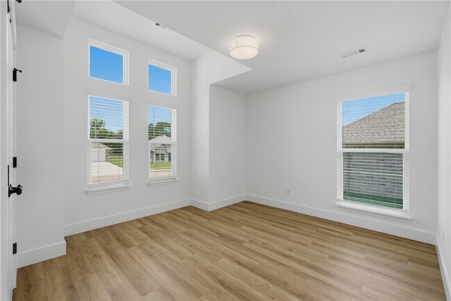 Building Photo - 5109 Vista Ave