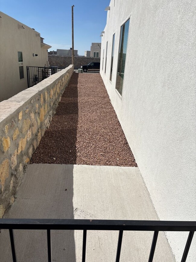 Building Photo - 3 bedroom 2.5 bath home in West El Paso!