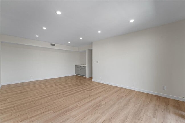 Building Photo - 17424 Burbank Blvd