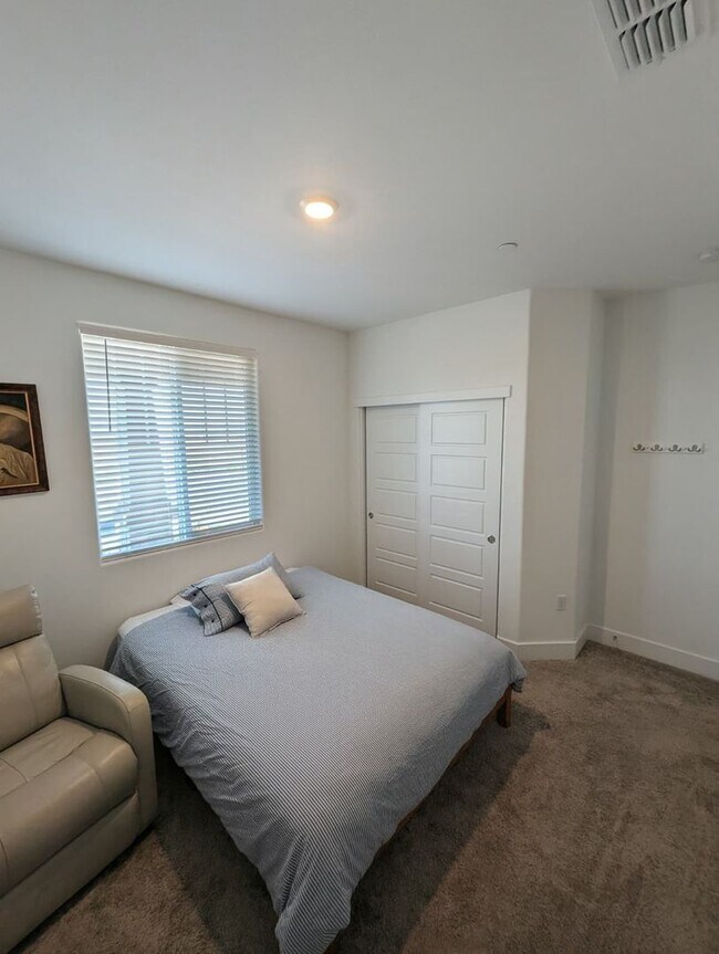 Building Photo - Beautiful and Spacious 4BR 3BA Home in Roseville