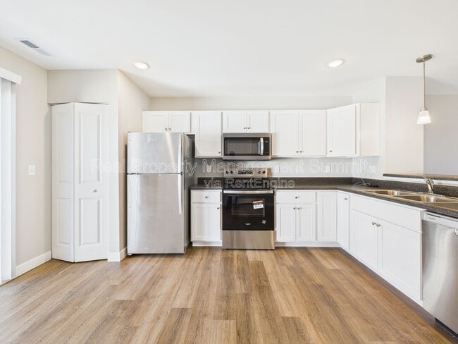 Building Photo - 1420 Circle Dr