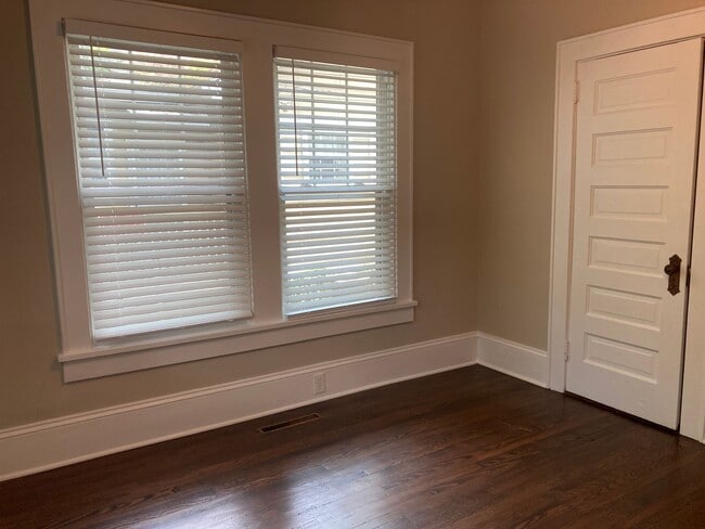 Building Photo - Spectacular Bungalow, Right Outside Uptown!