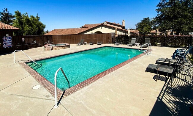 Building Photo - Foxenwood Garden Villa home 2 bedroom + a office