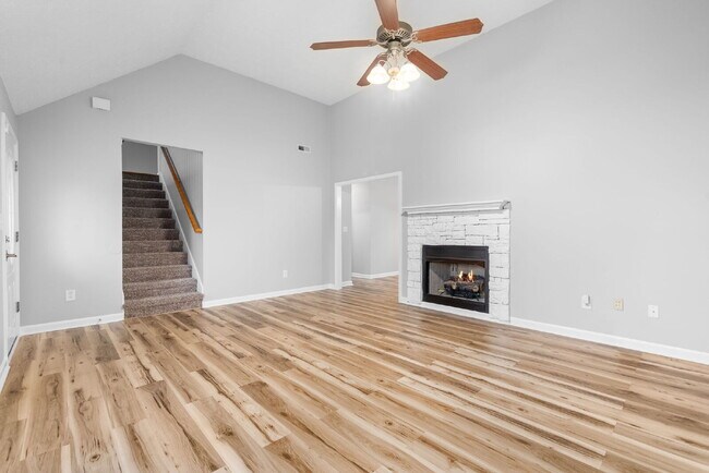 Building Photo - Spacious Home Conveniently Located Near I-24, Shopping, Restaurants, Movie Theater, AND More!