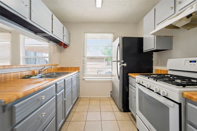 Building Photo - 13619 Tanvern Ln