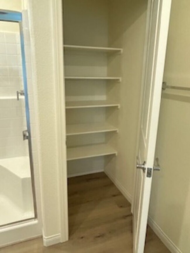 Building Photo - Spacious New Home with 5 Bedrooms in Hende...