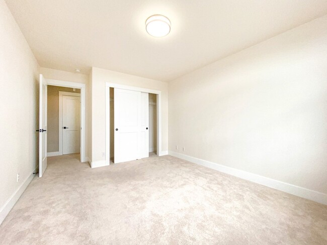 Building Photo - 2211 Morency Dr