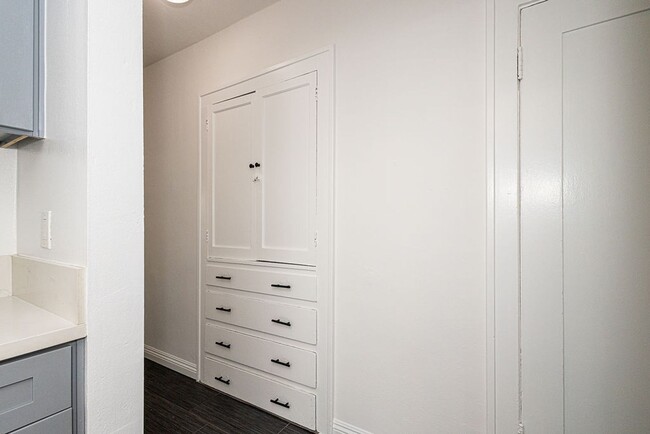 Building Photo - Bright and airy 2-bedroom 2-bath in Mid- City