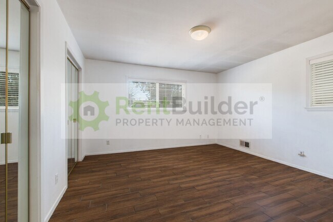 Building Photo - 8304 Dellwood Rd NE