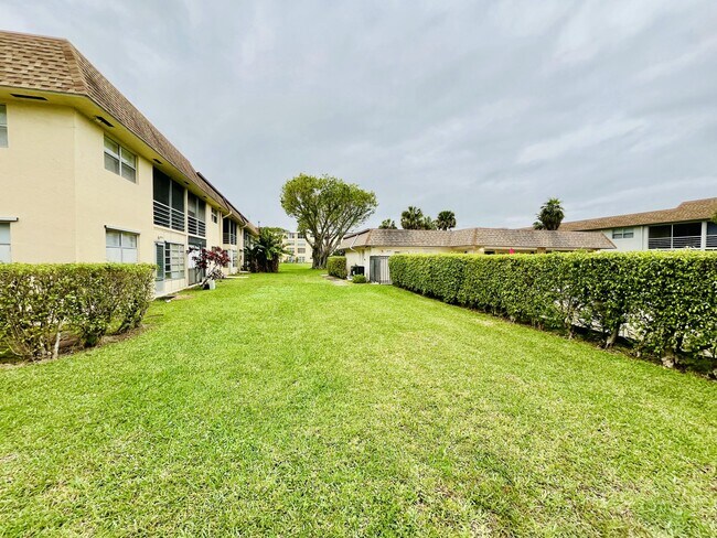 Building Photo - 9911 Sandalfoot Blvd