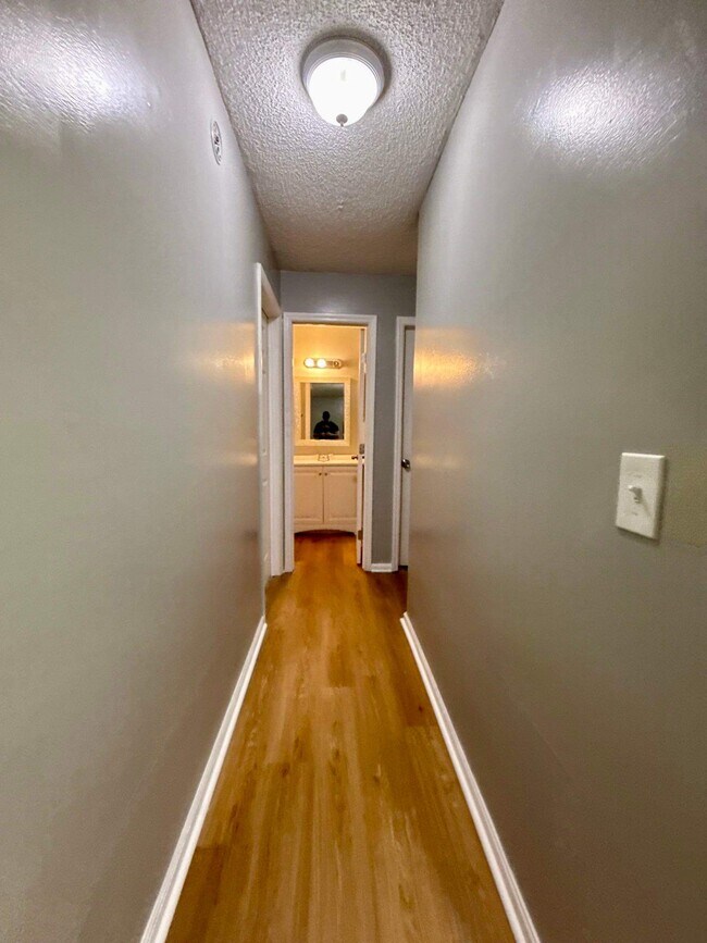 Building Photo - 1594 Twin Oak Dr E
